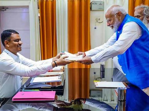 PM Narendra Modi : पंतप्रधान नरेंद्र मोदी निवडणुकीसाठी सज्ज; वाराणसीतून दाखल केला उमेदवारी अर्ज