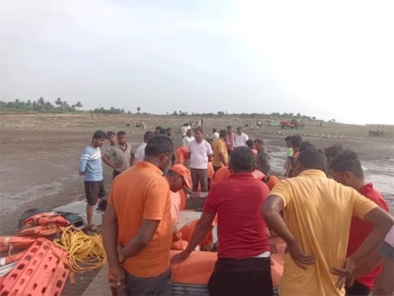 Ujani Boat Accident : उजनी धरणाच्या बॅक वॉटरमध्ये बुडालेली बोट अखेर १७ तासांनंतर सापडली!