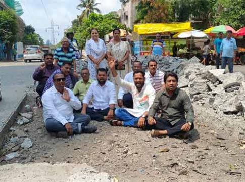Kalyan News : रस्त्याच्या निकृष्ट कामामुळे नागरिकांचा खड्ड्यात बसून ठिय्या