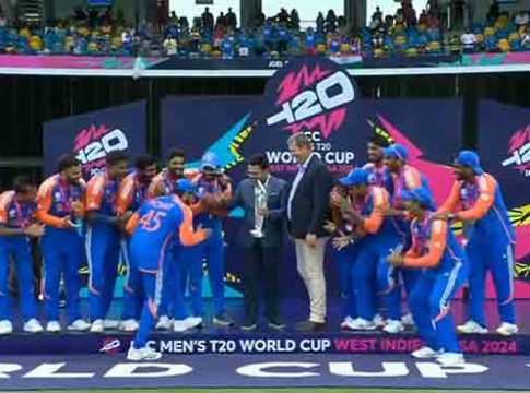 Video: 'बेबी स्टेप' डान्स मूव्ह करत ट्रॉफी घेण्यासाठी आला रोहित शर्मा, सूर्यकुमारने दिली साथ