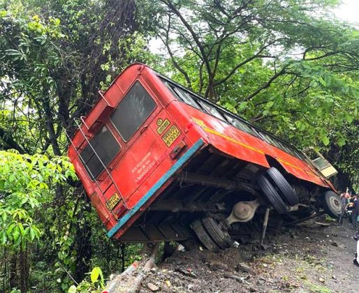 Alibaug accident : कार्लेखिंडीच्या वळणावर अलिबाग-पनवेल एसटी बसला अपघात