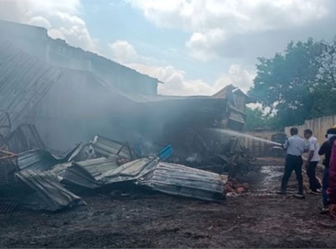 Nashik Fire News : नाशिकच्या शिंदे गावात फटाका गोदामाला आग!