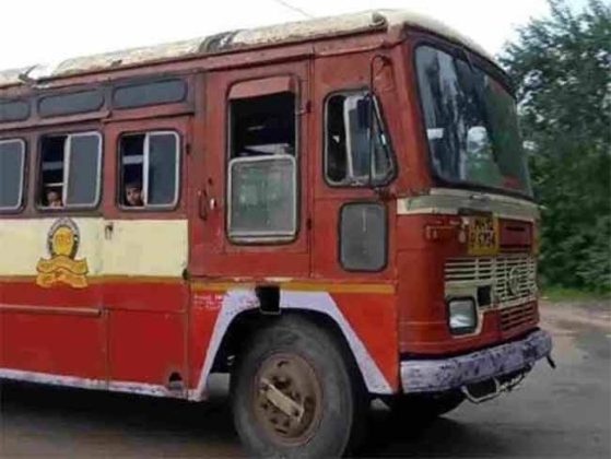 एसटी बस अस्वच्छ अनेक बसेसमध्ये पान, गुटखाच्या पिचकाऱ्या; प्रवाशांना मनस्ताप!