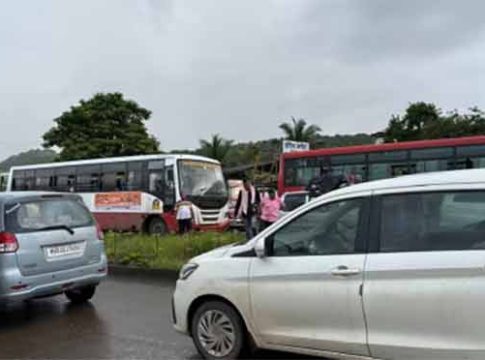 Mumbai-Goa highway : मुंबई- गोवा महामार्गावर वाहतूक कोंडी; चाकरमान्यांच्या वाहनांच्या रांगाच रांगा!