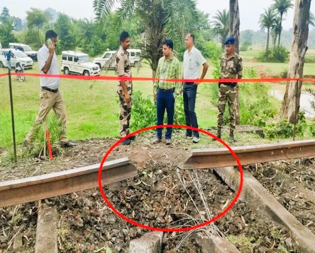 स्फोट करून रेल्वे ट्रॅक उडवला