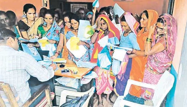 लाडकी बहीण, महायुतीचे आधार कार्ड...