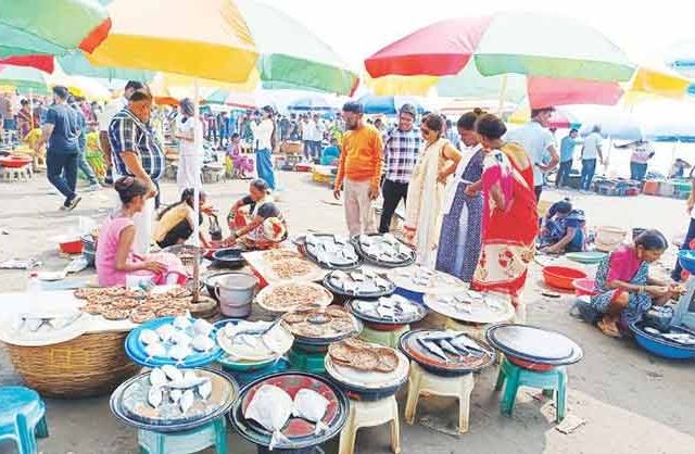 Harnai : हर्णै बंदरात मासळी खरेदीसाठी खवय्यांची गर्दी