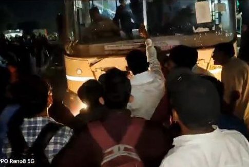 Protest : याला म्हणतात दणका! संतप्त विद्यार्थ्यांपुढे एसटी व्यवस्थापन नरमले!