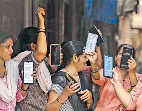 Ladki Bahin Yojna : लाडक्या बहिणींना मिळणार महिला दिनाचं गिफ्ट