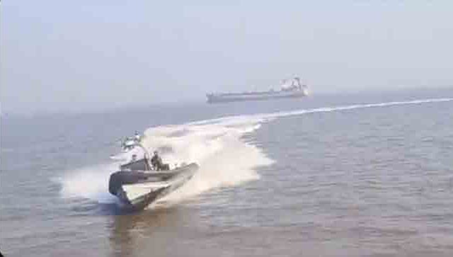 Mumbai Gateway Accident: स्पीडमध्ये असलेल्या नौदलाच्या बोटीने प्रवासी बोटीला मारली धडक, पाहा Video