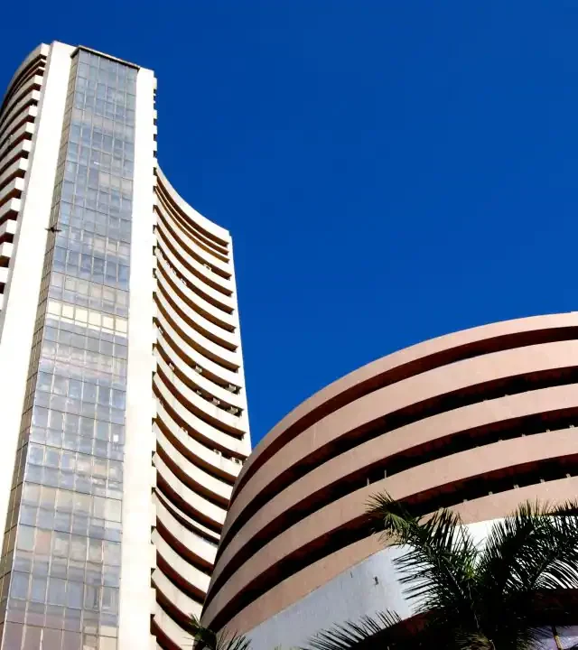 जागतिक पडझडीने ‘सेन्सेक्स’ ९०० ने घसरला