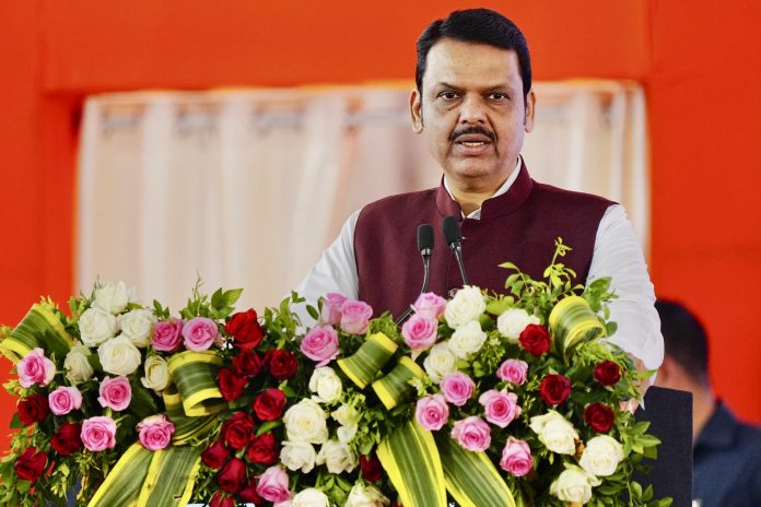 Devendra Fadnavis : शेतकऱ्यांनो जमिनी विकू नका, दलालांच्या भानगडीत पडू नका