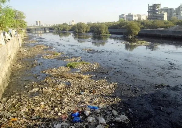Mithi river : मिठी नदीच्या सफाईची निविदा गाळातच अडकली