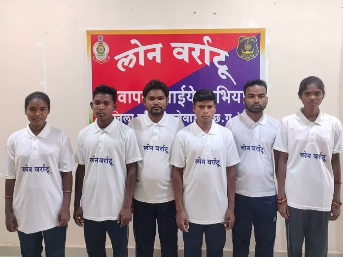 छत्तीसगडमध्ये १५ नक्षलवादी आले शरण