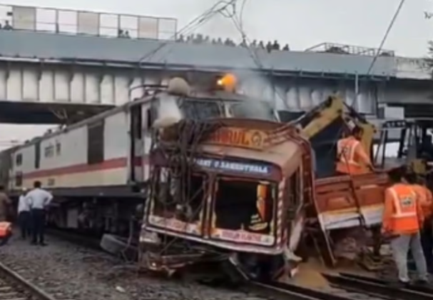 रेल्वेचे गेट तोडून ट्रक आला रुळांवर, भरधाव मुंबई-अमरावती एक्सप्रेसला धडकला