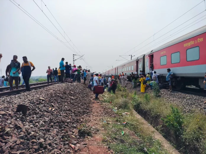 Railway Accident : बंगळुरू - कामाख्या एक्सप्रेस घसरली, रुळावरुन ११ डबे उतरले