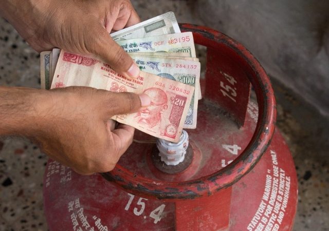खूश खबर... LPG सिलिंडर झाला स्वस्त, जाणून घ्या नवीन दर
