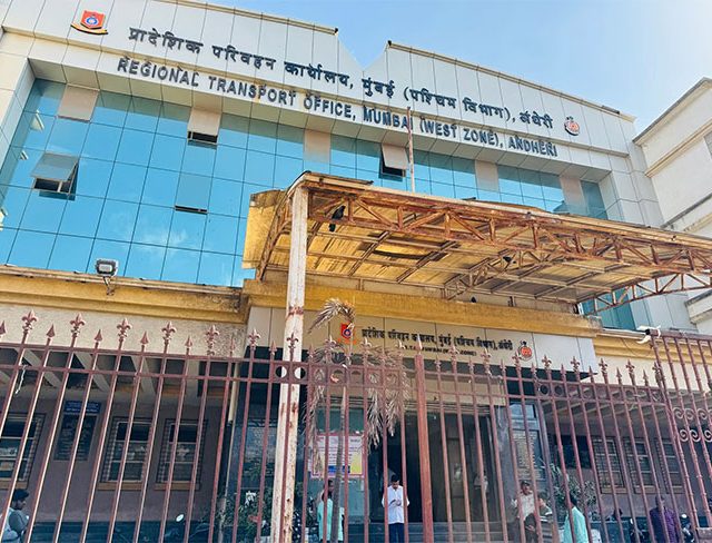 Mumbai News : आरटीओ ऑफिसात फिल्मी स्टाईल फाईट! महिला कर्मचाऱ्याला मारहाण, संगणकाचीही तोडफोड!