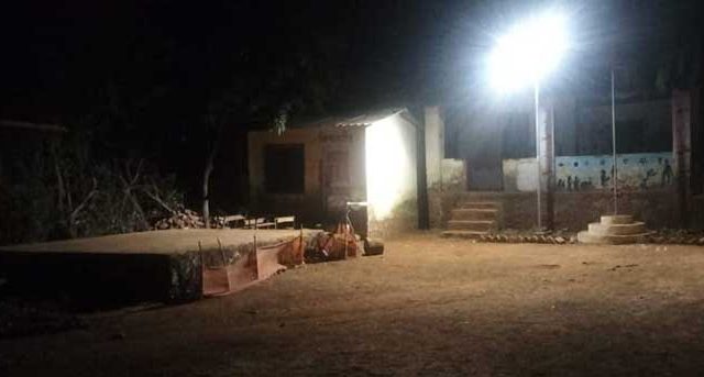 स्टेशन ठाकूरवाडी शाळा सौर दिव्यांनी उजळली