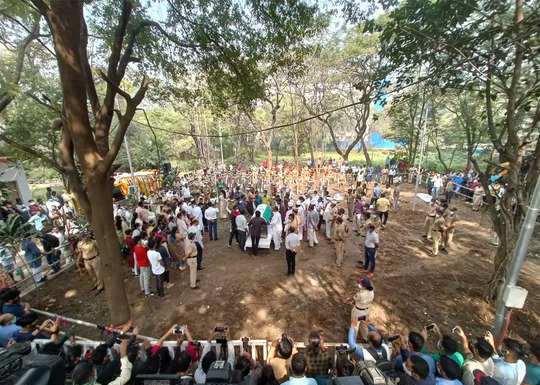 सिंधुताई सपकाळ यांच्यावर पुण्यात शासकीय इतमामात अंत्यसंस्कार