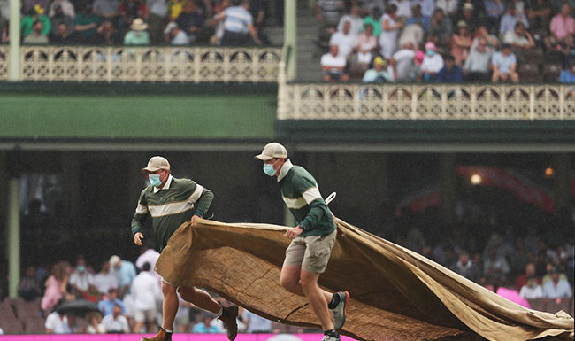 पावसामुळे ४३ षटकांचा खेळ वाया