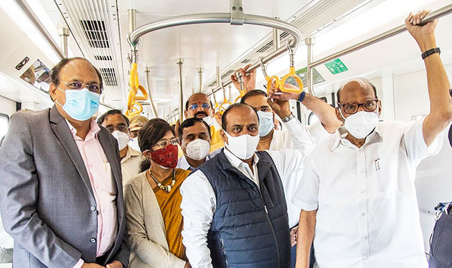 शरद पवार यांनी फुगेवाडी ते पीसीएमसी दरम्यान केला मेट्रोतून प्रवास