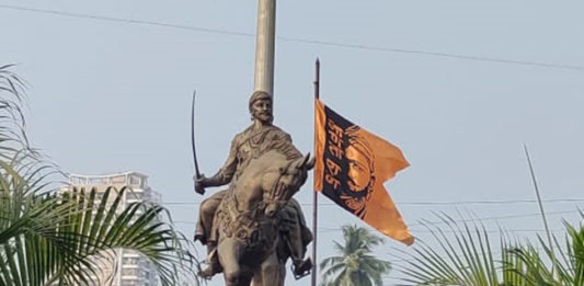 छत्रपती शिवाजी महाराजांच्या पुतळ्यावर छत्री लावण्याची मागणी
