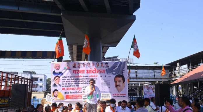 कांदिवली स्थानकावरील सरकते जिने सुरू करण्याकरिता आ. अतुल भातखळकर यांचे आंदोलन