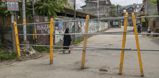 मालवणात व्यापाऱ्यांच्या गाड्या रोखल्या