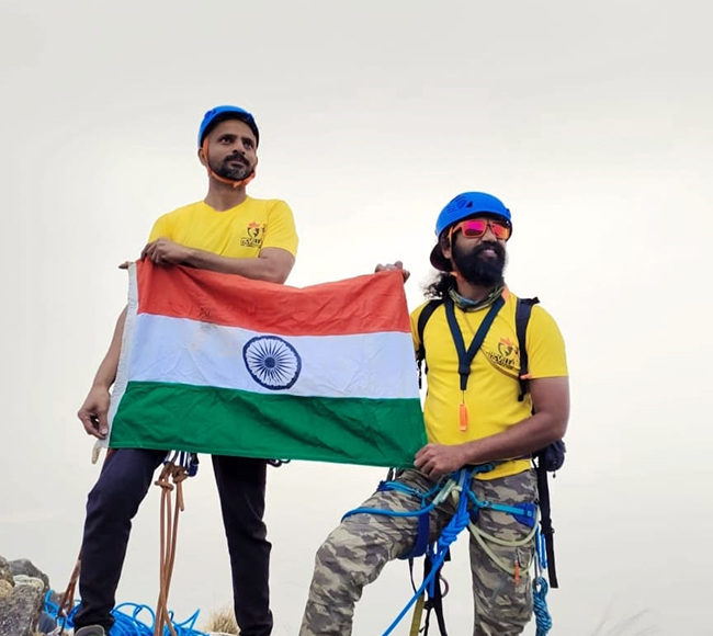 मॅकविलाच्या गिर्यारोहकांनी वानरलिंगी सुळका केला सर