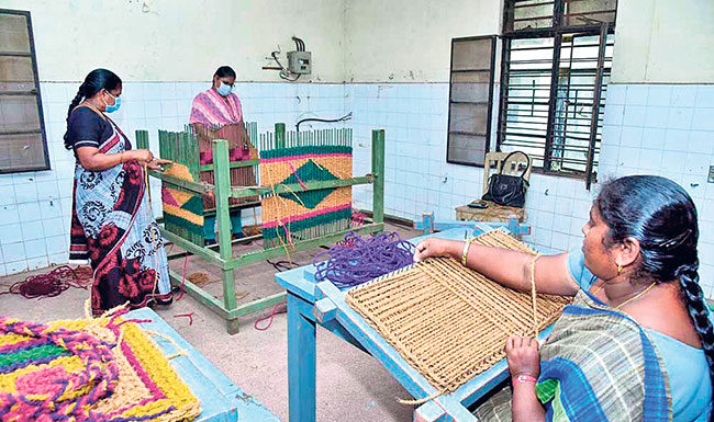 कौशल्य अद्ययावतीकरण आणि महिला क्वायर योजना