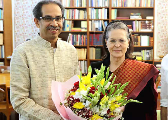 उद्धव ठाकरे व सोनिया गांधी दोघांसाठी आर्थिक अफरातफर करणारी व्यक्ती एकच