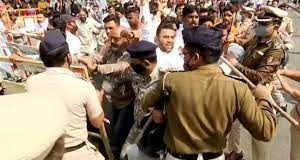 नागपुरात नितीन गडकरींच्या घराबाहेर आंदोलन
