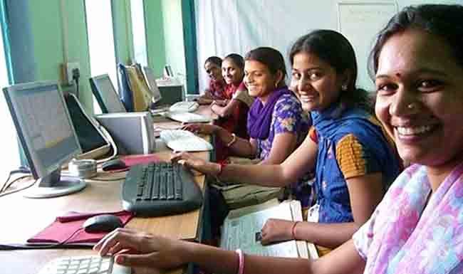Ladaki Bahin Yojana : मुख्यमंत्री लाडकी बहीण योजनेसाठी १५ दिवसांत ४४ लाख महिलांचे ऑनलाईन अर्ज