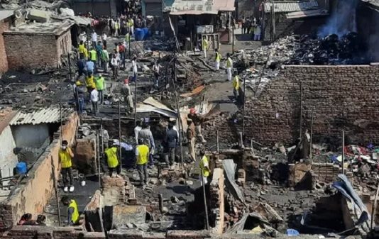 दिल्लीत झोपडपट्टीला लागलेल्या आगीत सात जणांचा मृत्यू