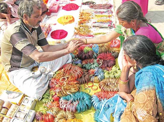 कुंकू घ्या कुणी काळं मणी...