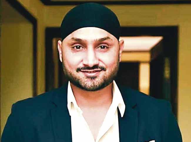 धोनीने विश्वचषक जिंकला असे म्हणतात; मग बाकीचे खेळाडू लस्सी पित होते का?