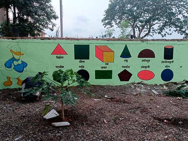 मीरा-भाईंदर मनपा शाळेच्या भिंतींवर अभ्यासक्रमातील चित्रे
