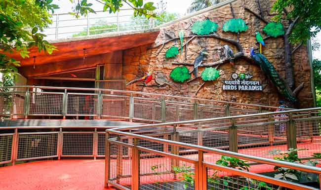 राणी बागेतील प्राण्यांचे आधुनिक प्रदर्शन कक्ष आणि उद्यान