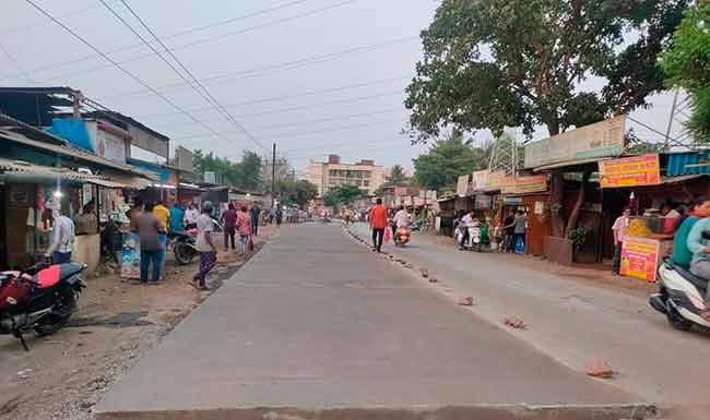 नेरळ-कळंब रस्त्यावरील काँक्रिटचे रखडलेले काम पुन्हा सुरू