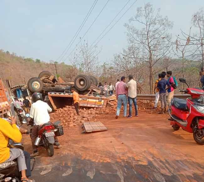 पालघरच्या वाघोबा घाटात ट्रकला अपघात