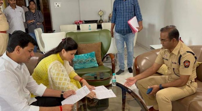 राणा दाम्पत्य मुंबईत दाखल, पोलिसांनी बजावली कलम १४९ नोटीस