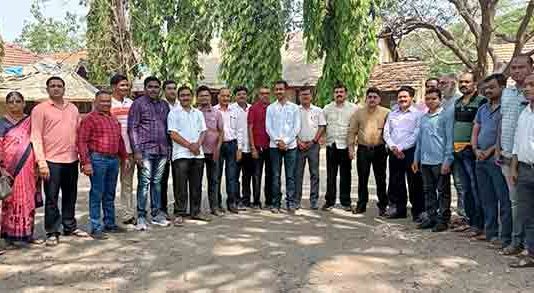 महसूल कर्मचाऱ्यांची तहसील कार्यालयाबाहेर निदर्शने