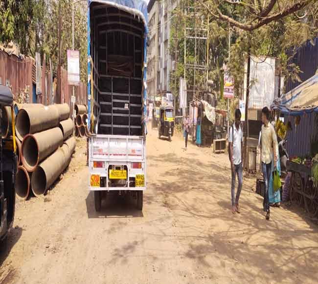 मानपाडा रोडवरील खोदलेल्या रस्त्याची डागडुजी करून देण्याची मागणी