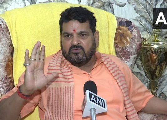 ब्रिजभूषण सिंग यांच्याशी संबंधित तब्बल १२५ जणांची पोलिसांनी घेतली झाडाझडती!
