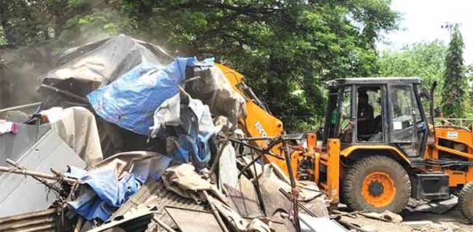 विद्याविहार येथील अनधिकृत झोपड्यांवर पालिकेची कारवाई