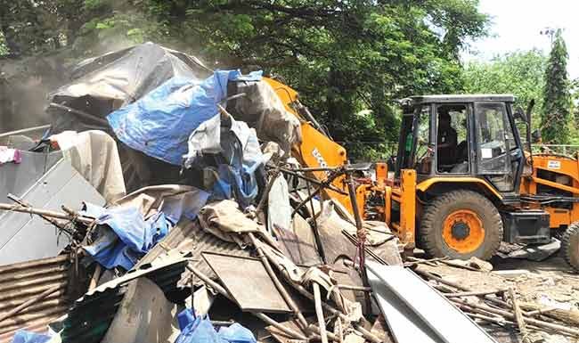 विद्याविहार येथील अनधिकृत झोपड्यांवर पालिकेची कारवाई