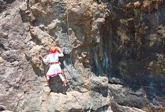 ५५० फूट उंच स्काँटिश कडा सर करून हुतात्म्यांना वाहिली आदरांजली