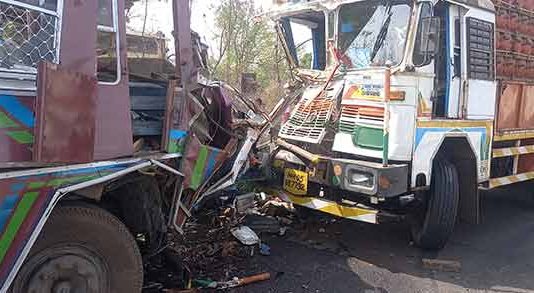 नेहरोलीत दोन ट्रकच्या धडकेत चालक जखमी