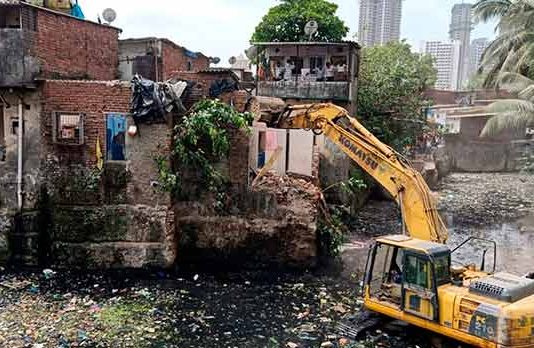 पोईसर नदी पात्रातील १६ बांधकामे पालिकेने हटविली